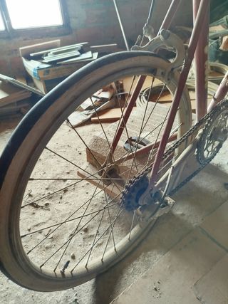 Dos bicicletas de carrera antiguas.