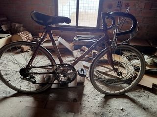 Dos bicicletas de carrera antiguas.