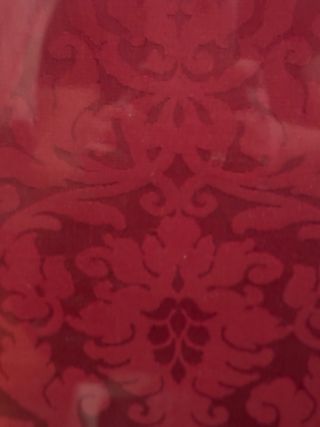 Marco dorado con tela damasco roja