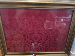 Marco dorado con tela damasco roja