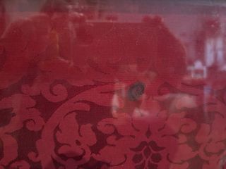 Marco dorado con tela damasco roja