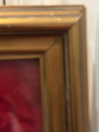 Marco dorado con tela damasco roja