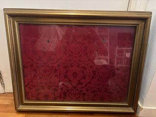 Marco dorado con tela damasco roja