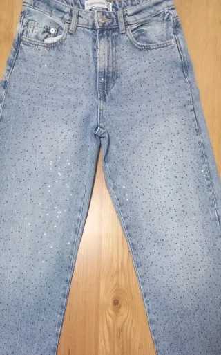 Pantalón vaquero Stradivarius con brillos T.34