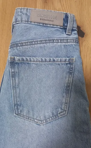 Pantalón vaquero Stradivarius con brillos T.34