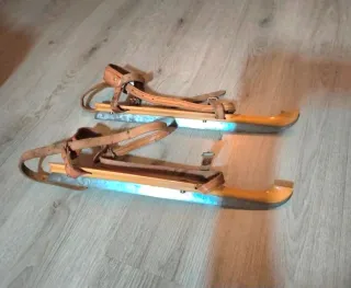 Patines antiguos de hielo de madera