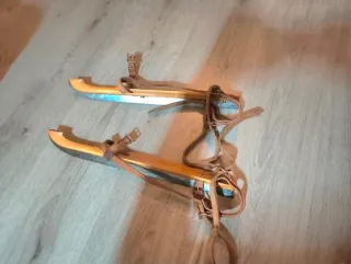 Patines antiguos de hielo de madera