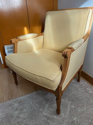 Butaca antigua de madera y tela