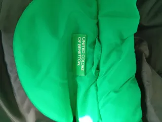 Chaleco acolchado verde con capucha