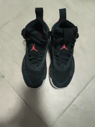 Zapatillas Jordan Negras y Rojas