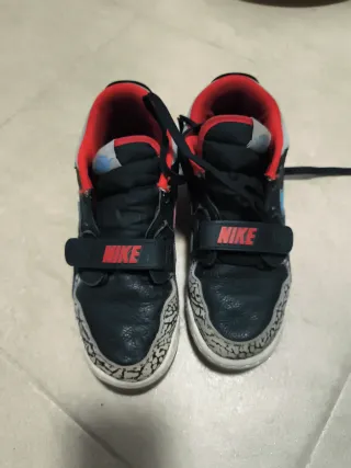 Zapatillas Jordan Negras y Rojas