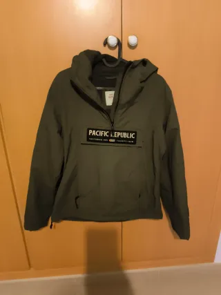 Canguro verde militar con capucha