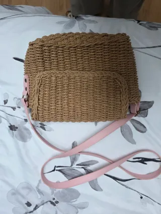Bolso de hombro tejido marrón y rosa