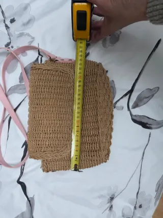 Bolso de hombro tejido marrón y rosa