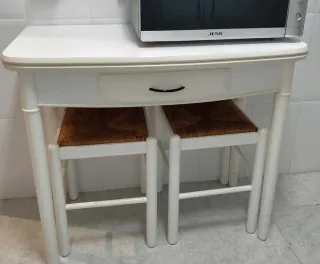Mesa cocina blanca con 2 taburetes