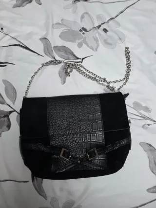 Bolso de hombro negro con cadena