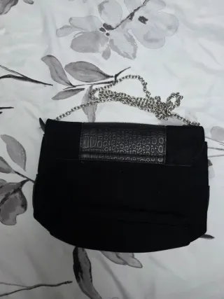 Bolso de hombro negro con cadena