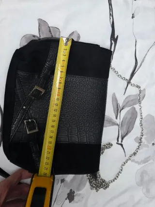 Bolso de hombro negro con cadena