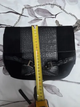 Bolso de hombro negro con cadena