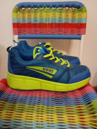 Zapatillas con ruedas azules y amarillas
