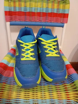 Zapatillas con ruedas azules y amarillas