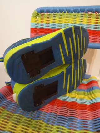 Zapatillas con ruedas azules y amarillas