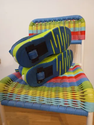 Zapatillas con ruedas azules y amarillas