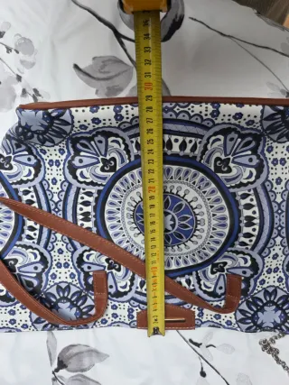 Capazo estampado azul y marrón