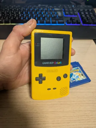 Game Boy Color amarilla + Pokémon Azul + Adaptador