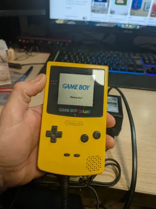 Game Boy Color amarilla + Pokémon Azul + Adaptador