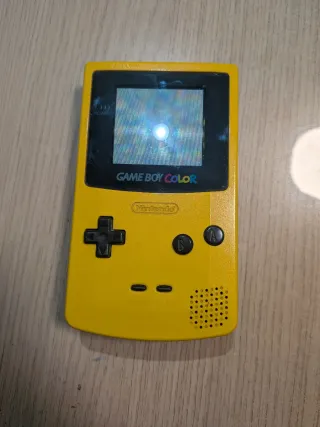 Game Boy Color amarilla + Pokémon Azul + Adaptador