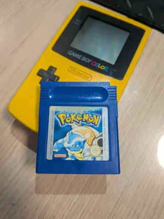 Game Boy Color amarilla + Pokémon Azul + Adaptador
