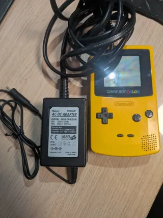 Game Boy Color amarilla + Pokémon Azul + Adaptador