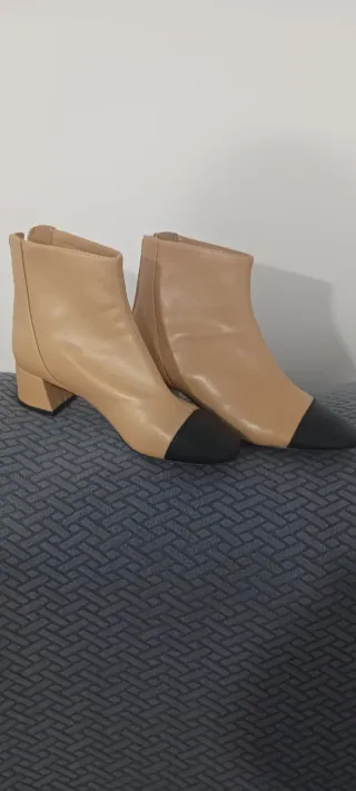 Botines beige y negros