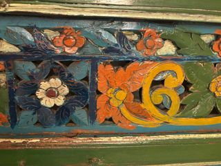 Cabecero antiguo de madera tallada