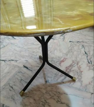 Tavolinetto vintage con tovaglia copritavolo