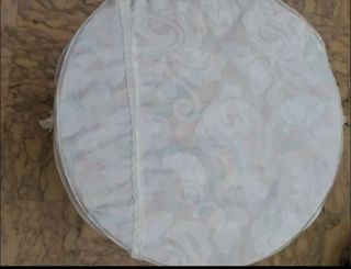 Tavolinetto vintage con tovaglia copritavolo