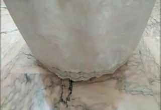 Tavolinetto vintage con tovaglia copritavolo