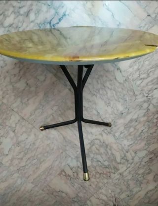 Tavolinetto vintage con tovaglia copritavolo