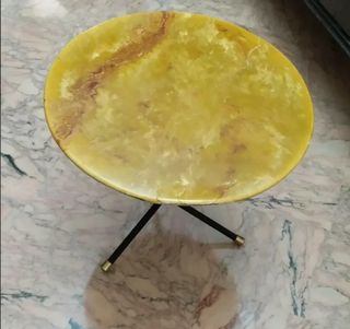 Tavolinetto vintage con tovaglia copritavolo