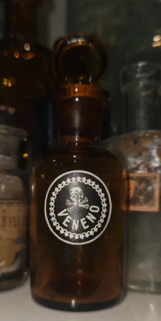 Botella veneno farmacia antigua frasco calavera