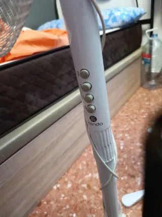 Ventilador de pie blanco