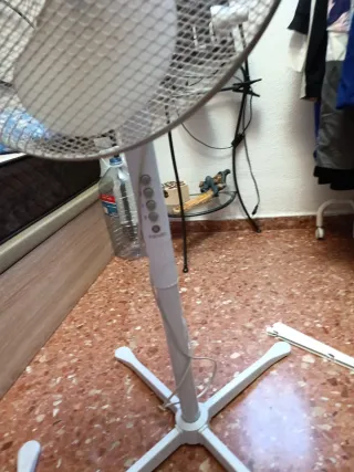 Ventilador de pie blanco