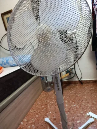 Ventilador de pie blanco