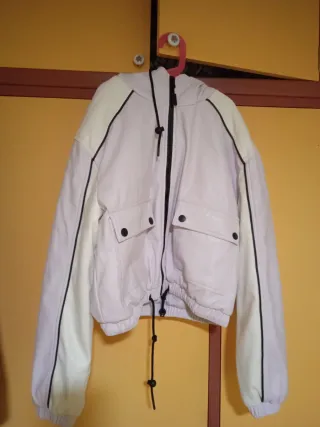 Chaqueta mujer capucha polipiel suave