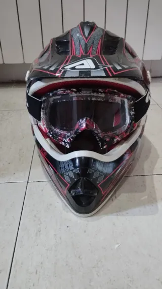 Casco de moto con gafas