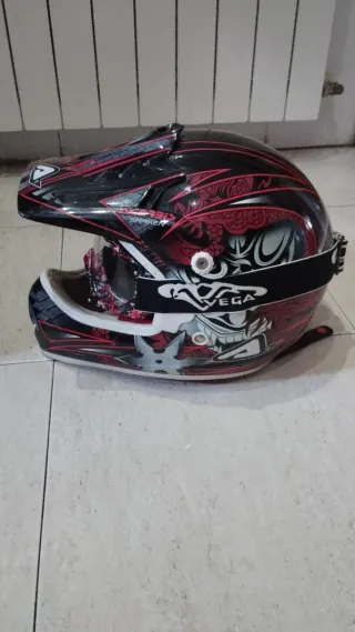 Casco de moto con gafas