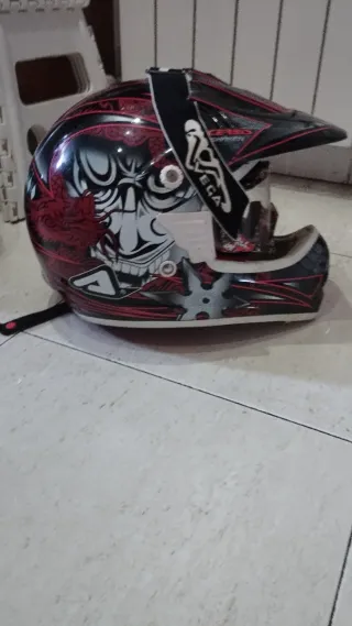 Casco de moto con gafas