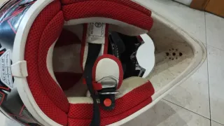 Casco de moto con gafas