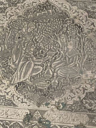 Vassoio persiano in metallo inciso